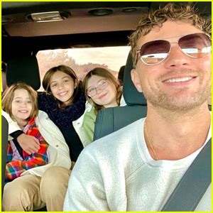 kai knapp|Ryan Phillippe, 49, shares rare moment with daughter。